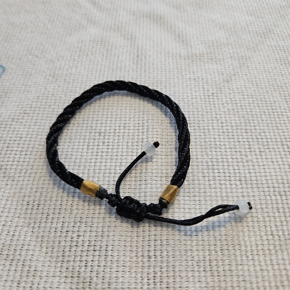 Black string bracelet - Picture 2 of 2